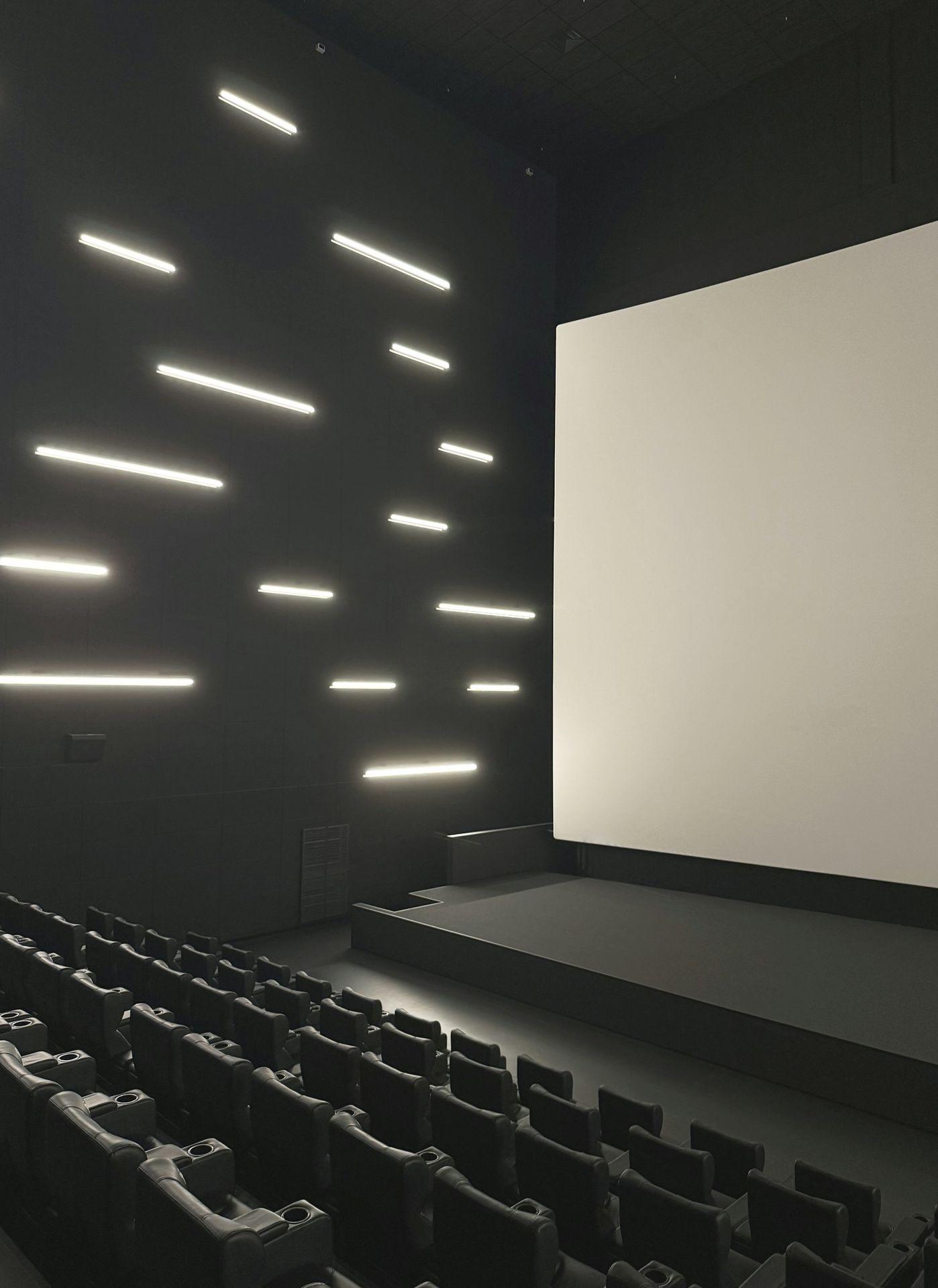 Işık şeritli modern sinema salonu